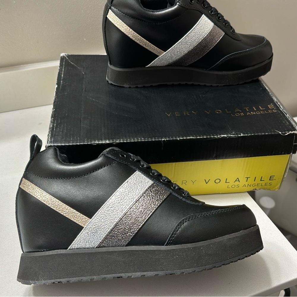 NIB Very Volatile Platform Sneakers. Size 8.5 - Picture 2 of 5